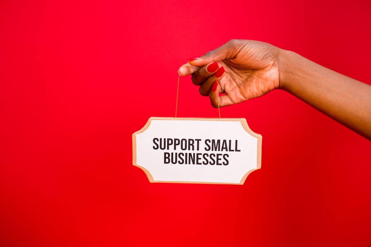 hand holding sign support small businesses representing first response communication with new leads